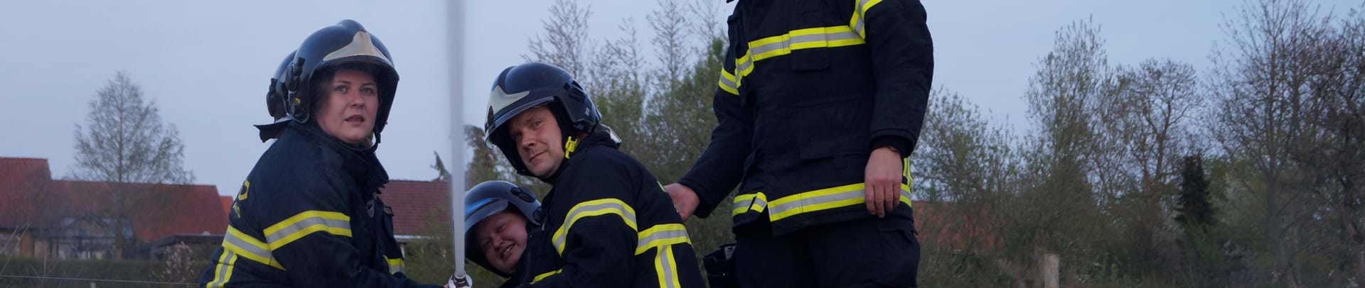 Brandmænd der skyder med vand