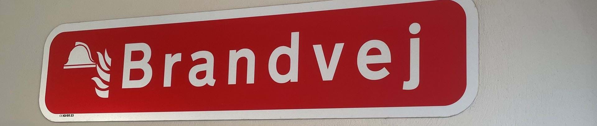 Skilt der indikerer brandvej for brandvæsenet samt opsat stigrør