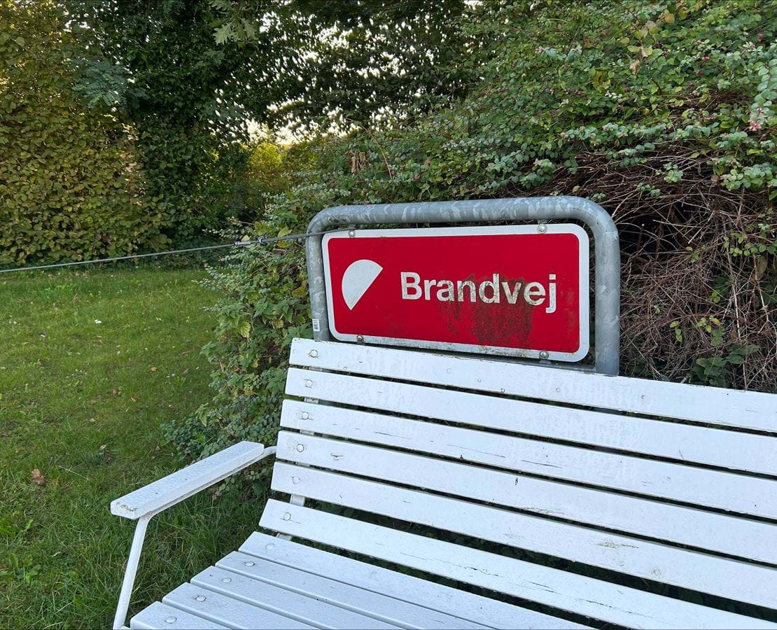 Illustration som viser principperne for placering af skilte med teksten "Brandvej"