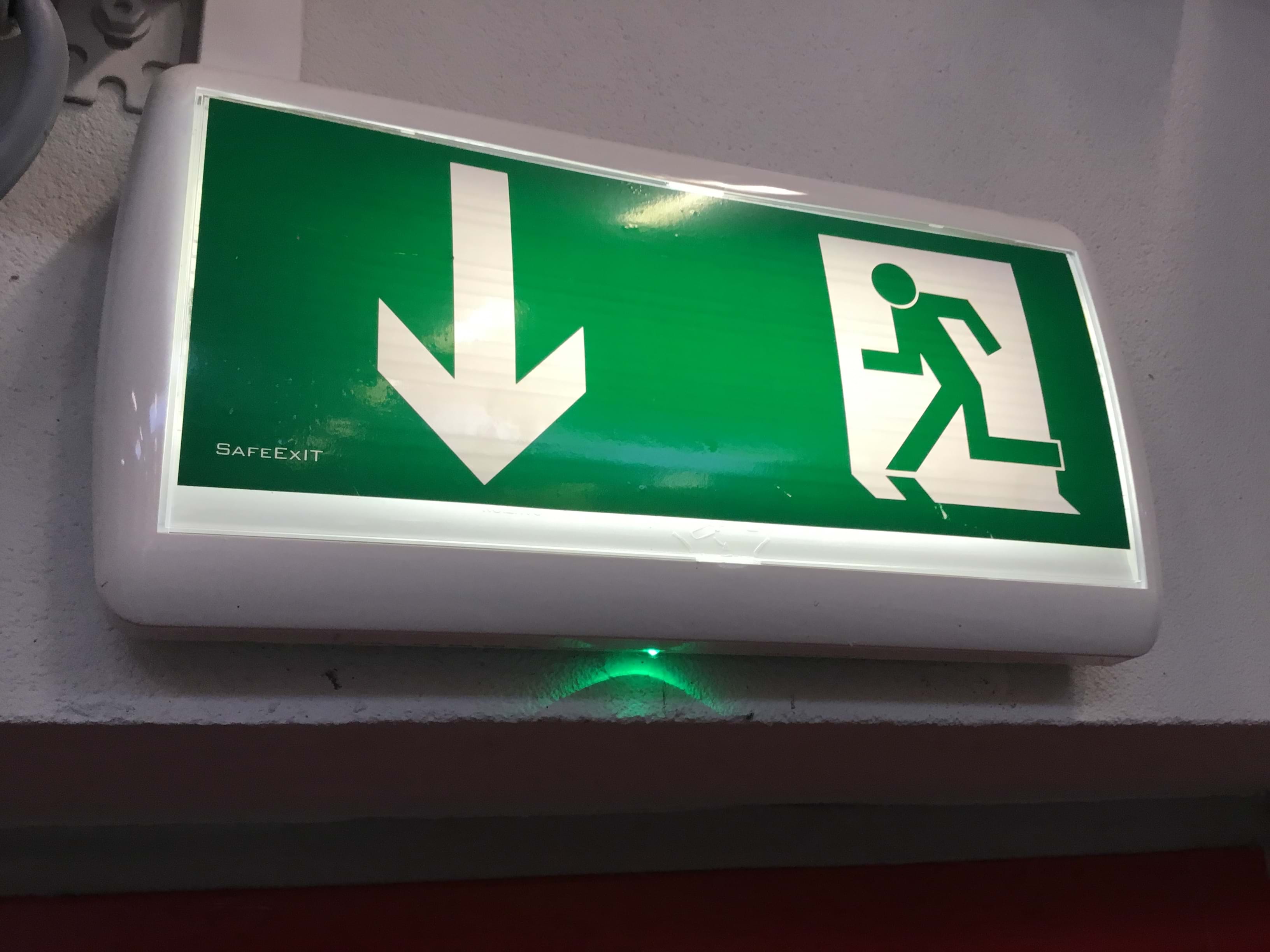 Billede af flugtvejs-skilt