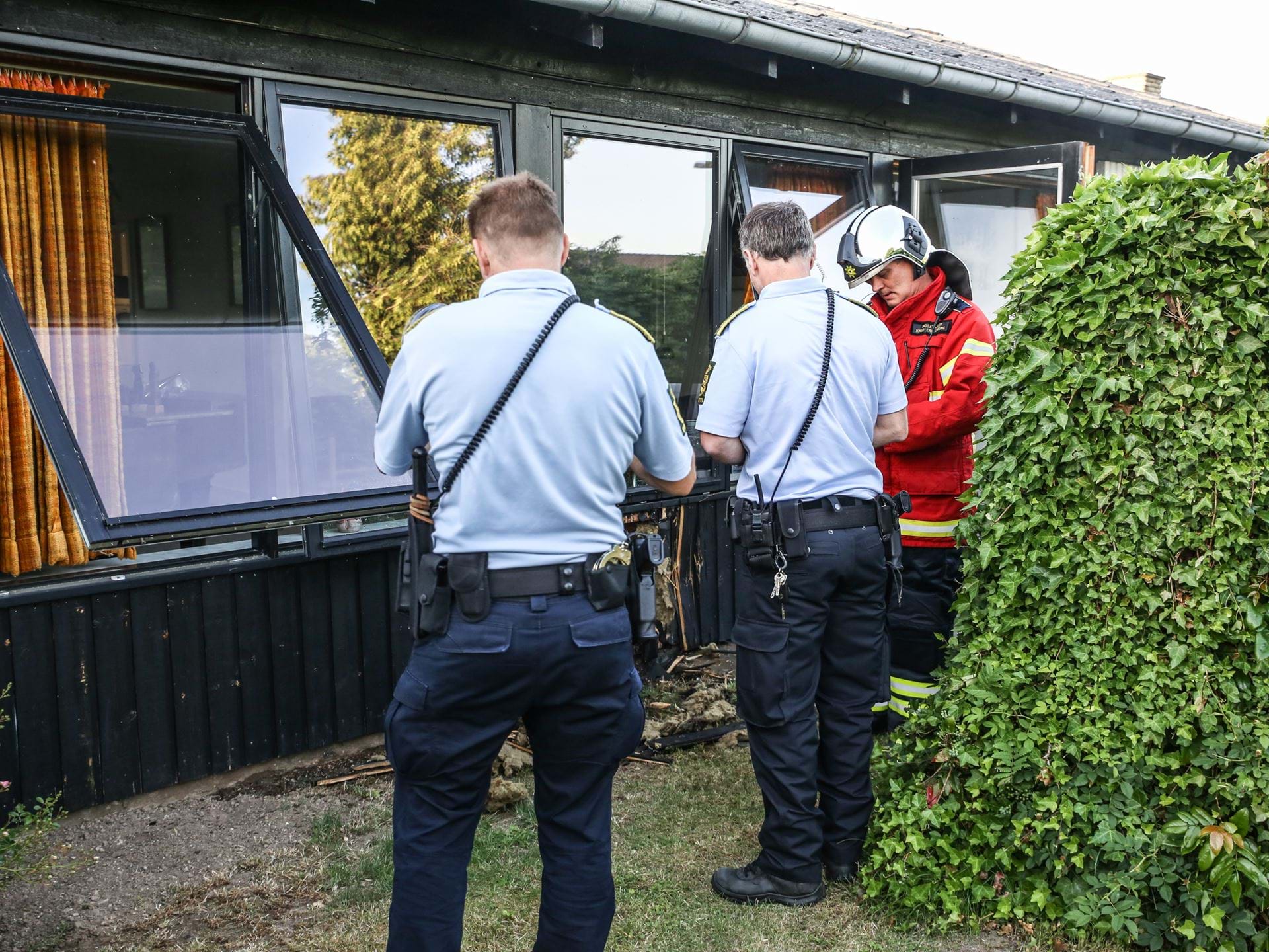 Efterforskning efter brand. To politibetjente og indsatsleder fra brandvæsenet